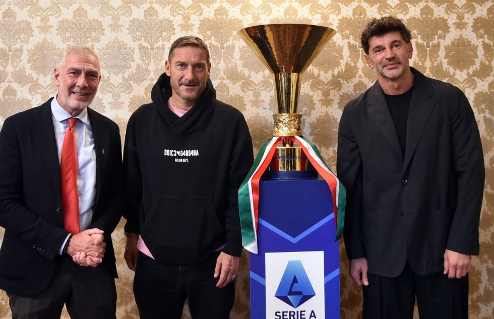 ფრანჩესკო ტოტი „ფეხბურთის ოქროს კვირეულის“ ფარგლებში თბილისში იმყოფება, იტალიელი ფეხბურთელი და კახა კალაძე იტალიის ელჩს, მასიმილიანო დ’ანტუონოს შეხვდნენ