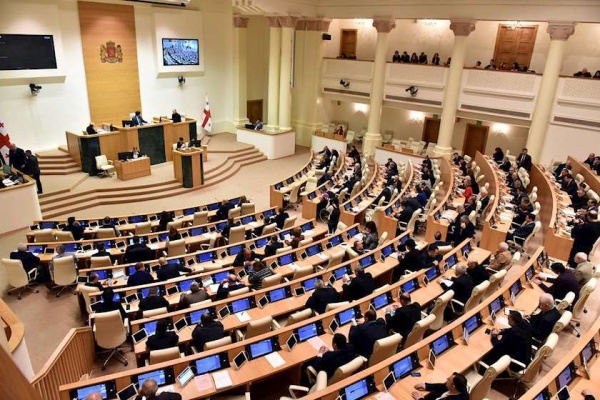 ქონების გადასახადს მხოლოდ 100 000 ლარზე მეტი შემოსავლის მქონე პირები გადაიხდიან — პარლამენტმა ცვლილება დაამტკიცა