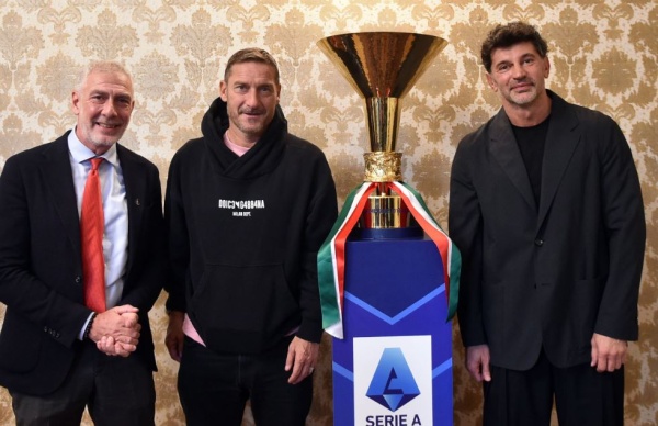 ფრანჩესკო ტოტი „ფეხბურთის ოქროს კვირეულის“ ფარგლებში თბილისში იმყოფება, იტალიელი ფეხბურთელი და კახა კალაძე იტალიის ელჩს, მასიმილიანო დ’ანტუონოს შეხვდნენ