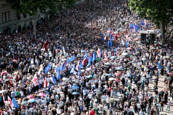 "ხალხით სავსე ქუჩები ოლიგარქების წინააღმდეგ" – Der Spiegel