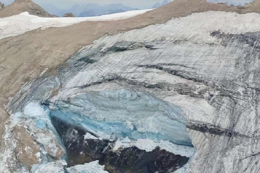 იტალიის ალპებში მთიდან გიგანტური ყინული მოწყდა