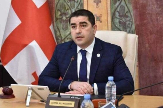 პარლამენტში მმართველ გუნდსა და ოპოზიციის წარმომადგენლებს შორის შეხვედრა მიმდინარეობს