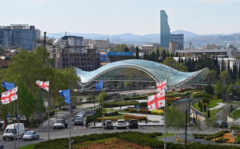 როგორ ცხოვრობენ რუსები თბილისსა და ბათუმში?