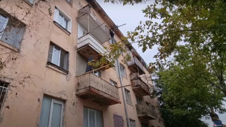 რუსთავში კორპუსის მე-4 სართულიდან კაცი გადავარდა და გარდაიცვალა