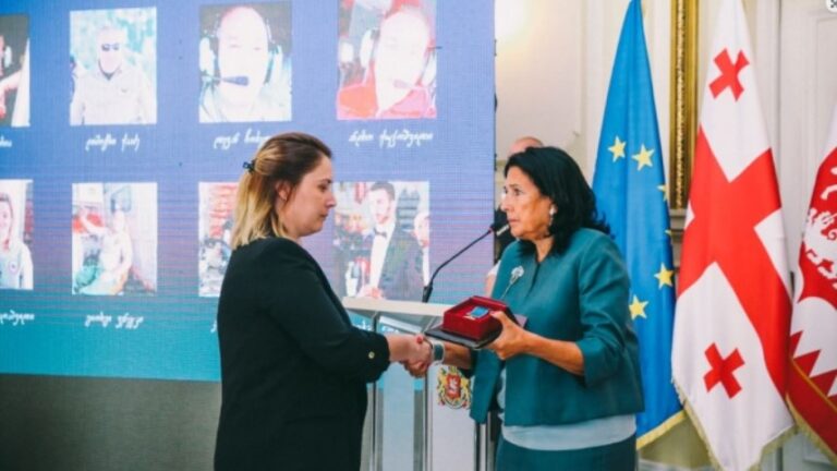 პრეზიდენტმა გუდაურის ტრაგედიის დროს დაღუპული მფრინავები, მაშველები და ექიმები მედლით – "სამოქალაქო თავდადებისათვის" დააჯილდოვა