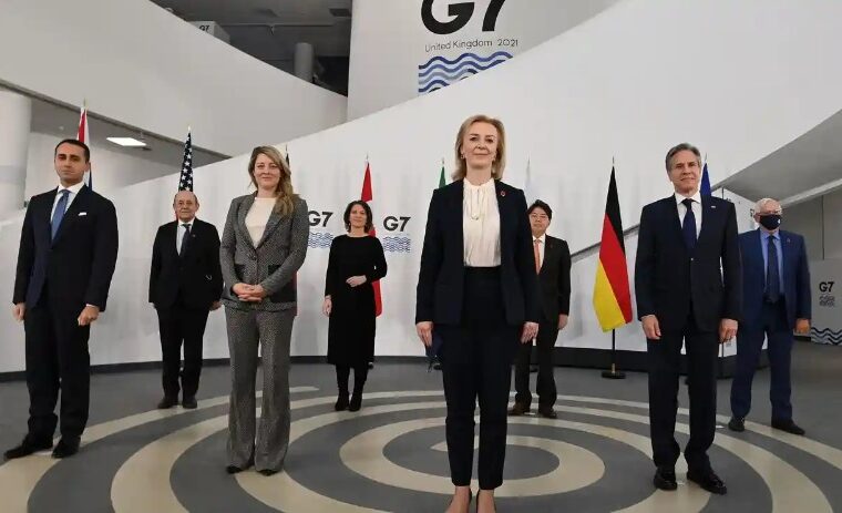 "ერთმა ლიზმა [ელისაბედმა] დიპლომატია დაასრულა, მეორე ლიზამ კი შეიძლება პირველის მიერ დაგროვილი სიმდიდრე ქარს გაატანოს" – The Guardian