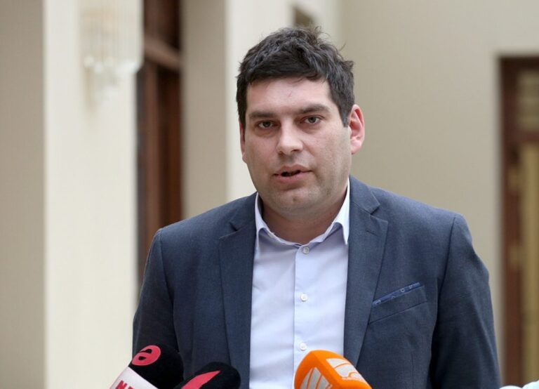 "ახალ წელს თუ ქუჩაში დგომა ურჩევნიათ, ნაძვის ხესთან დგომას, იდგნენ"- ბექა დავითულიანი