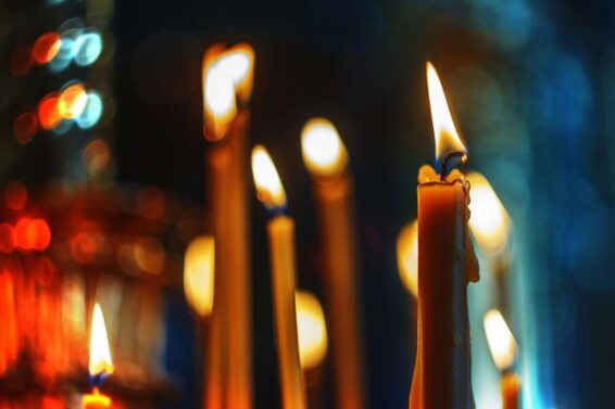 ფანჯრებთან ანთებული სანთლები – საშობაო ტრადიცია საქართველოში