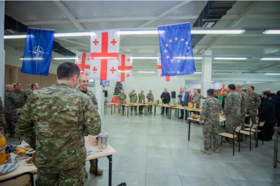 თავდაცვის მინისტრი ახალ წელს სამხედრო მოსამსახურეებთან ერთად შეხვდა