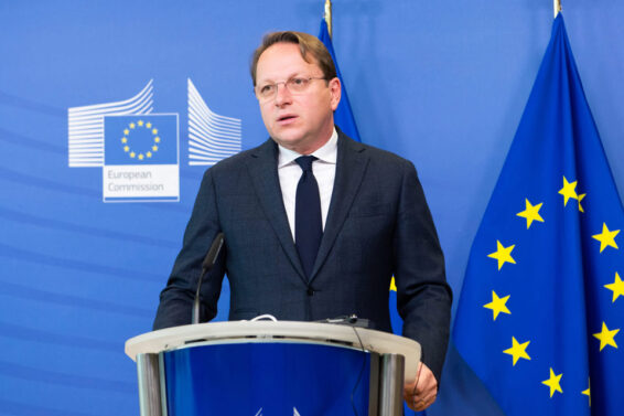 "კიდევ რამდენი იდიოტი დარჩა?"-ევროკომისარმა ოლივერ ვარჰეიმ ევროპარლამენტარებს იდიოტები უწოდა