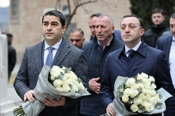 ირაკლი ღარიბაშვილმა და შალვა პაპუაშვილმა ზვიად გამსახურდიას ხსოვნას პატივი მიაგეს