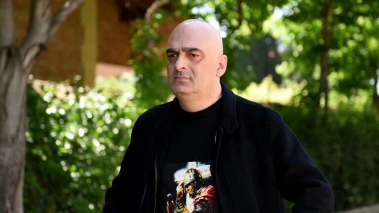 "ეს ხელისუფლებაში – ძალაუფლებაში მანიაკალურად შეყვარებული მილიონერების ომია"- სანდრო ბრეგაძე