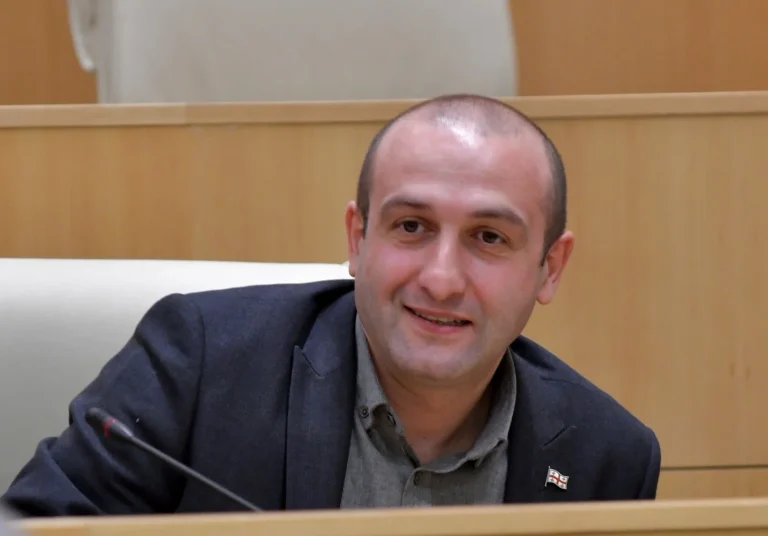 "გვყავს ოპოზიცია, რომლის მთავარი დონორი კეზერაშვილი ევროპაში პენსიონერების ძარცვაშია ეჭვმიტანილი"- იაგო ხვიჩია