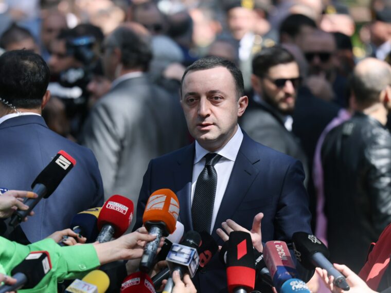"მიხედოს ბატონმა არახამიამ თავის თავს, მას არავინ ეკითხება ჩვენი ხალხი, ქვეყანა და მთავრობა როგორ მოვაწყობთ ჩვენს საქმეს და პოლიტიკას"- პრემიერი