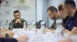 ვოლოდიმირ ზელენსკი კახოვკის კაშხლის აფეთქების შედეგად დაზარალებულ ხერსონის ოლქში ჩავიდა (ვიდეო)
