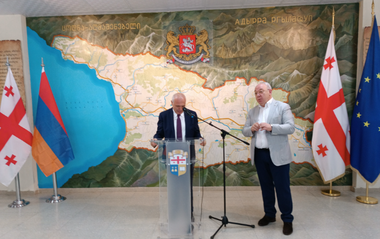 "რექტორი ზურაბ ხონელიძე ხიდია როგორც კავკასიის სახელმწიფოებს, ასევე – დიპლომატიასა და საგანმანათლებლო სივრცეს შორის"- აშოტ სმბატიანი