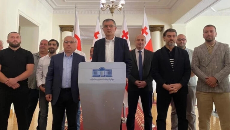 არჩევნების გაპროტესტების საქმეზე ტრამპისთვის ბრალის წაყენება სრული აბსურდია -"ხალხის ძალა"