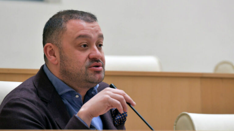 როცა სჭირდებათ პრეზიდენტთან დაძუნძულებენ, როცა არა – აგინებენ – ბექა ოდიშარია