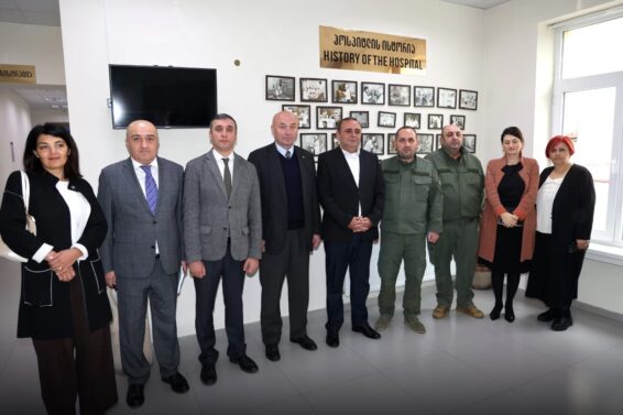 ვეტერანთა ჰოსპიტალს სომხეთის სამხედრო მოსამსახურეთა სოციალური დაცვის სამსახურის უფროსი დელეგაციასთან ერთად სტუმრობდა