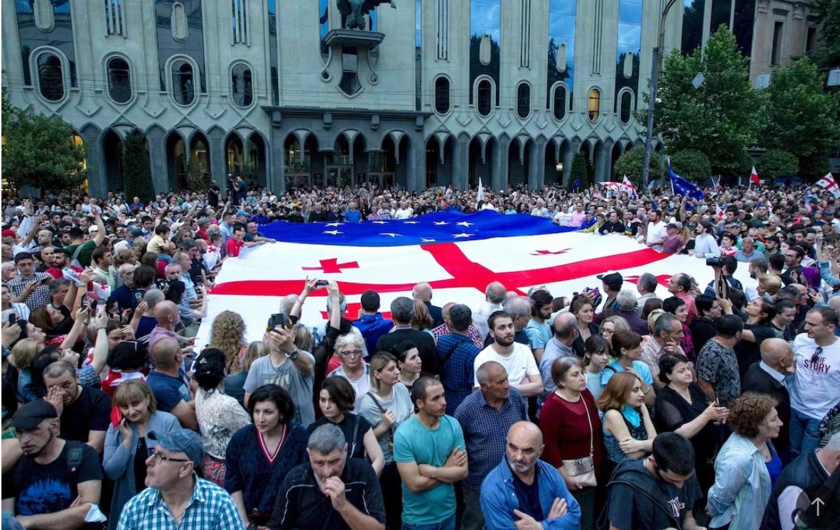 “მღელვარება, სიხარული და ზეიმი: ქართველები კმაყოფილნი არიან ევროკომისიის რეკომენდაციით”-Berliner Zeitung