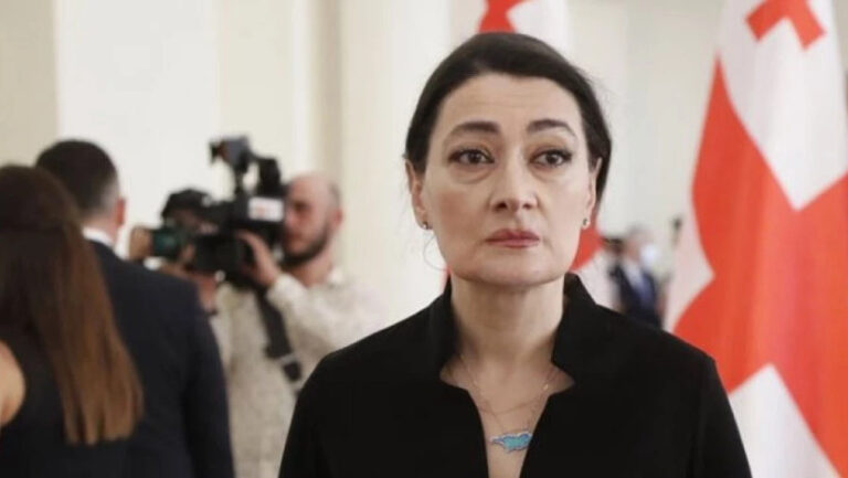 "ჩემო კარგო ქვეყანავ, რაზედ მოგიწყენია, აწმყო თუ არა გწყალობს, აგერ არის მელია"-თაკო ჩარკვიანი