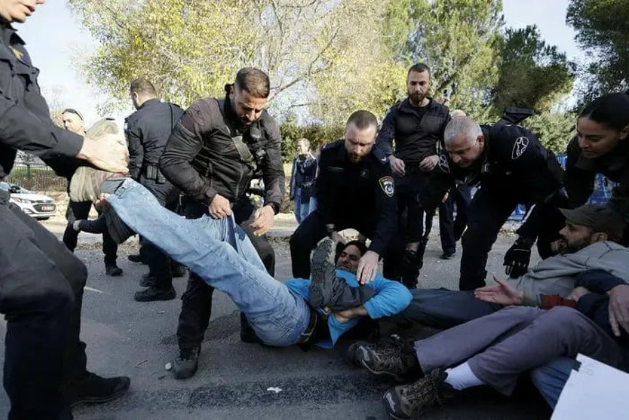 პოლიციამ ისრაელის პარლამენტთან შეკრებილი მომიტინგეები დაშალა