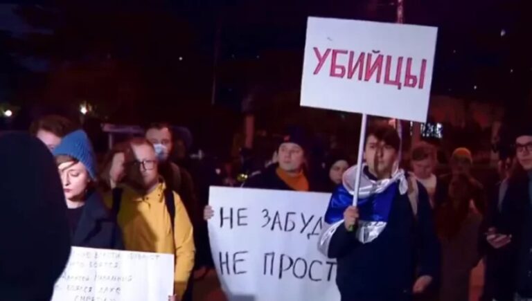 "პუტინი მკვლელია" – რუსეთის მოქალაქეებმა თბილისსა და ბათუმში აქცია გამართეს