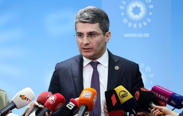 ოპოზიციას თავმოყვარეობა რომ ჰქონდეს, არცერთი არ უნდა შემოვიდეს პარლამენტში, მაგრამ მოვუწოდებ, შემოვიდნენ, თავმოყვარეობა მაინც არ აქვთ და ბარემ პარლამენტში შემოვიდნენ -მამუკა მდინარაძე