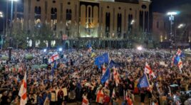 საქართველოში “უცხოური გავლენის შესახებ” კანონპროექტი, რომელიც ოპონენტების თქმით, ძირს უთხრის თბილისის ევროპულ მისწრაფებებს, 20 000-მდე მომიტინგემ გააპროტესტა -France 24