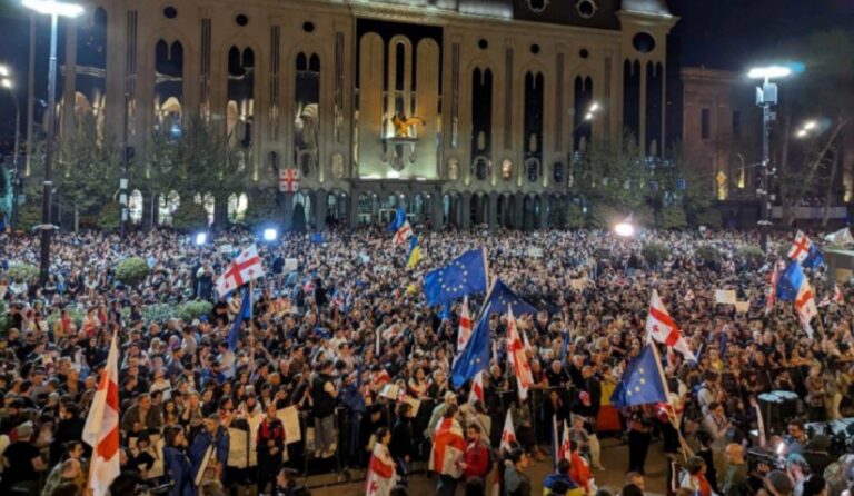 საქართველოში "უცხოური გავლენის შესახებ" კანონპროექტი, რომელიც ოპონენტების თქმით, ძირს უთხრის თბილისის ევროპულ მისწრაფებებს, 20 000-მდე მომიტინგემ გააპროტესტა -France 24