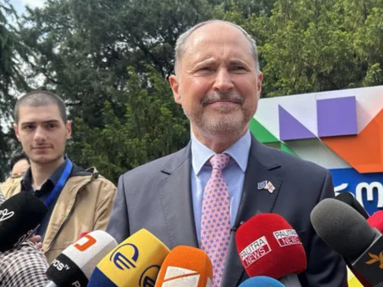 ჩემზე შთაბეჭდილება მოახდინა იმ ადამიანთა რაოდენობამ, ვინც გუშინ წვიმის მიუხედავად თბილისის ქუჩებში გამოვიდა – „ყველა ქვას გადავაბრუნებთ“, რომ დავეხმაროთ საქართველოს ევროკავშირში ინტეგრაციის პროცესში წინსვლაში – პაველ ჰერჩინსკი