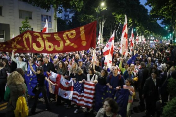 "მასობრივი საპროტესტო აქციები საქართველოში:"აგენტების კანონს" ქუჩაში ათი ათასობით ადამიანი გამოჰყავს"-Neue Zürcher Zeitung