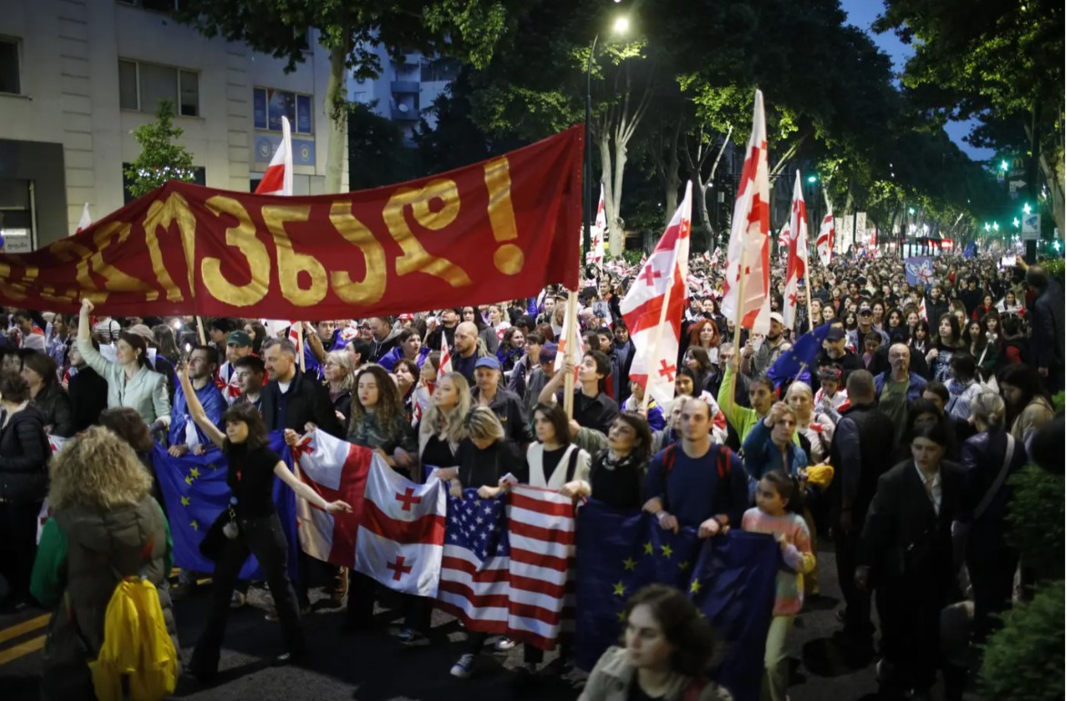 “მასობრივი საპროტესტო აქციები საქართველოში:”აგენტების კანონს” ქუჩაში ათი ათასობით ადამიანი გამოჰყავს”-Neue Zürcher Zeitung