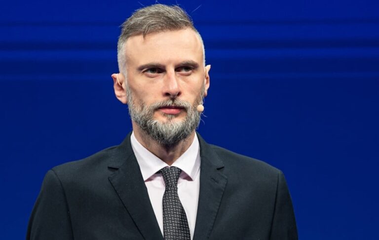 ვითომ "გულანთებული ახალგაზრდების" სახელით მოქმედებენ, მაგრამ ამა თუ იმ პარტიის წარმომადგენლები აღმოჩნდებიან ხოლმე -ვიქტორ სანიკიძე