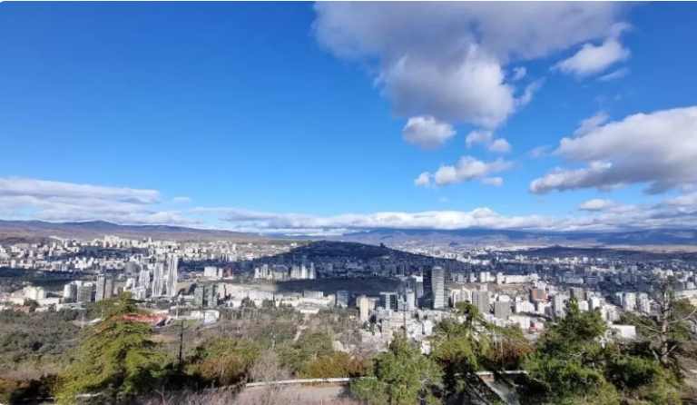 როგორ ცხოვრობენ საქართველოში ომში გაწვევიდან თავის არიდების მიზეზით გამოქცეულები – რას წერს „ნოვიე იზვესტია"
