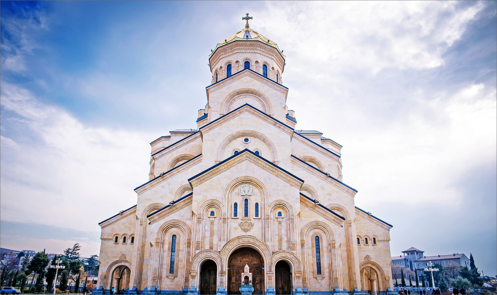 სამების ტაძარში, ოკუპირებული აფხაზეთის რეგიონიდან გადმოსვენებული, 1990-იანი წლების შეიარაღებული მოქმედებების დროს უგზო-უკვლოდ დაკარგული 16 იდენტიფიცირებული პირის სამოქალაქო სამოქალაქო პანაშვიდი გაიმართება