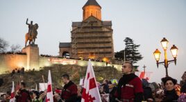 13 ნოემბერს, მეტეხის ხიდზე, ასი ათასი მოწამის ხსენებასთან დაკავშირებით, პარაკლისი აღევლინება