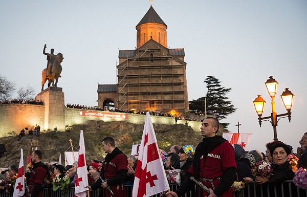 13 ნოემბერს, მეტეხის ხიდზე, ასი ათასი მოწამის ხსენებასთან დაკავშირებით, პარაკლისი აღევლინება