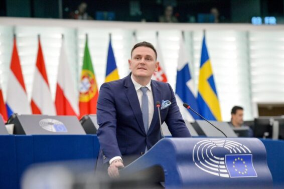 "ევროკავშირი თვეებია, ერევა საქართველოს საქმეებში, ემუქრება მას სანქციებით და მხარს უჭერს გადატრიალებას თბილისში, რომელიც გვახსენებს მაიდანს უკრაინაში –ტომაშ ფროელიხი