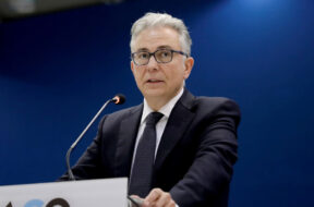1738189657-Roussopoulos
