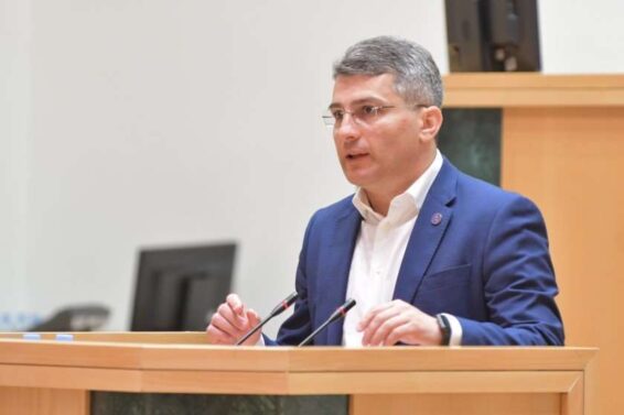 როგორც ჩანს, ყინულმჭრელის როლი ლორა თორნტონს შეასრულებინეს და დაავალეს, იქნებ შენ იყო პიონერი ამ საკითხში, რომ დარტყმა მიაყენო ტრამპსო -მამუკა მდინარაძე
