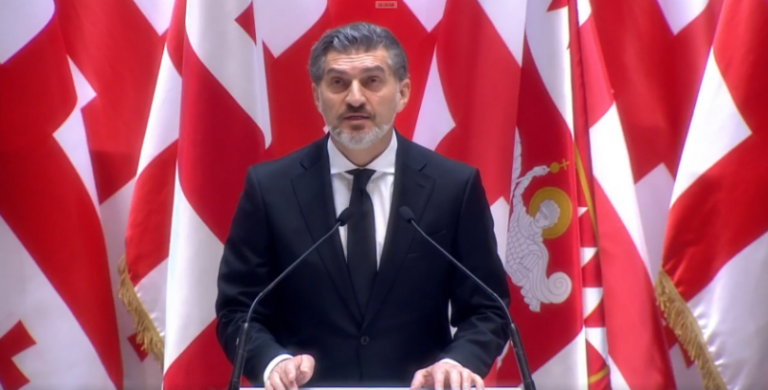 "როგორ გახდა "მანჩესტერ-სითის" ყოფილი თავდამსხმელი საქართველოს პრეზიდენტი და რატომ აღმოჩნდა იგი ქვეყნის მომავლისათვის ბრძოლის ცენტრში იმ განცხადებების ფონზე, რომ იგი პრორუსი მარიონეტია"-Daily Mail