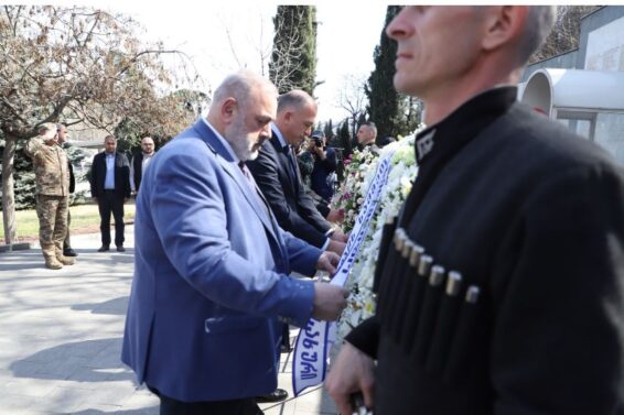 გუმისთის ბრძოლებიდან 32 წლისთავთან დაკავშირებით ვეტერანების საქმეთა სახელმწიფო სამსახურის დირექტორმა გმირთა მემორიალი გვირგვინით შეამკო