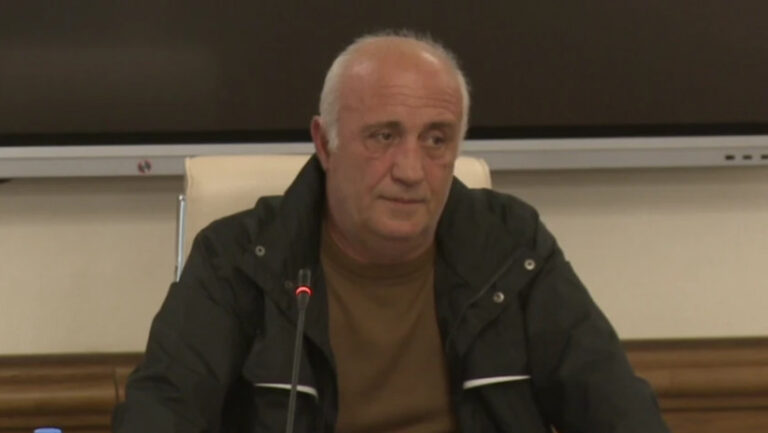 შემოდის ოლეგ ფაცაცია და მაგინებს დედას – მეორედ შემაგინა და დავარტყი. 12-მა კაცმა მცემა. მერე გადამეკიდა, 2-3 დღეში ერთხელ გამოძახება -ბესიკ ბერიტაშვილი