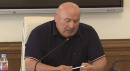 „2003-2012 წლებში მოქმედი რეჟიმისა და რეჟიმის პოლიტიკური თანამდებობის პირების საქმიანობის შემსწავლელ დროებით საგამოძიებო კომისიაზე“ ბიზნესმენ  ალექსანდრე მეგუთნიშვილს უსმენენ.  ალექსანდრე მეგუთნიშვილმა ისაუბრა იმის შესახებ, 2009 წლის სექტემბერში ძმებმა კოდუებმა როგორ დაათმობინეს კუთვნილი მიწის ნაკვეთი.  ალექსანდრე მეგუთნიშვილის განმარტებით, სოფელ წინანდალში არსებულ მიწის ნაკვეთთან დაკავშირებით, რომელიც სასტუმრო „რედისონის“ წინ მდებარეობს, 2009 წელს ძმებმა დავით და ერეკლე კოდუებმა დაიბარეს და აიძულებდნენ მის გაყიდვას 15 000 ლარად.  „2004 წელს, გადატრიალების შემდეგ მე ბიზნესსაქმიანობა დავიწყე ჩემს მეგობართან, ელდარ მილდიანთან ერთად. 2009 წლის სექტემბერში ქარხანაში მოვიდა პიროვნება, ვინმე პაატა გოგიაშვილი, რომელმაც გვითხრა, რომ კოდუებს, დაასახელა ერეკლე და დათო, ჩვენთან უნდოდათ გასაუბრება. ჩვენ მათთან არანაირი ბიზნეს გადაკვეთა არ გვქონია, გაგვიკვირდა, კოდუებს ჩვენთან რა საქმე უნდა ჰქონოდათ. ერეკლე კოდუა იყო ვანო მერაბიშვილის მოადგილე, დავით კოდუა კი ე.წ. ბიზნესმენი, თუ რამე აქვთ მოპოვებული ყველაფერი წართმევით. მეორე დღეს ჩვენ უნდა შევხვედროდით მათ ქავთარაძეზე „ლეჩკომბინატში“. ჩამოვედით, შეგვიყვანეს კოდუას კაბინეტში. შესავალი იყო ასეთი, თქვენ ხომ გვიცნობთ, ჩვენ ვინ ვართ. ერეკლე კოდუამ, მეორე ძმამ ვერ შეძლო მოსვლა სამსახურებრივი სიტუაციიდან გამომდინარე და დათო კოდუა გველაპარაკებოდა, რომ ჩვენ გვქონდა წინანდალში საკმაოდ პრესტიჟულ ადგილას 3 ჰექტარი სასოფლო-სამეურნეო მიწის ნაკვეთი , რომელიც 2007 წელს იქნა აუქციონზე შეძენილი. აღნიშნული მიწის ნაკვეთი დღეს წარმოადგენს სასტუმრო „რედისონის“ წინა ეზოს. ტყესა და „რედისონს“ შორის იყო ჩვენი 3 ჰექტარი ნაკვეთი. დავალება იყო ასეთი, რომ ეს ნაკვეთი უნდა გადაგვეფორმებინა მათთვის. ეს ის ნაკვეთია, სადაც დღეს ვენახია გაშენებული“, – განაცხადა ალექსანდრე მეგუთნიშვილმა.  მეგუთნიშვილის თქმით, მას დავით კოდუა დაემუქრა და უთხრა: „ხომ იცი, ჩვენ ვინც წინ დაგვიდგება, ყველას კისრებს დავამტვრევთ“.  „ჩვენ უარი განვაცხადეთ, რადგან ვალი არავისი არაფერი გაგვაჩნდა. რატომ უნდა დამეთმო ეს ნაკვეთი. ვუთხარით, რომ ჩვენ თავად გვქონდა მონახაზი და გვყავდა ბიზნეს პარტნიორიც, რომელსაც ველოდებოდით, ნაკვეთი გავასუფთავეთ, თავის დროზე ბარდით და ჯაგით იყო სავსე. მათ თქვეს, რომ ფულს გადაიხდიდნენ და შემოგვთავაზეს 15 000 ლარი, რაზეც ჩემმა პარტნიორმა უარი განუცხადა და უთხრა, რომ ფულს არ ავიღებდით. დავით კოდუამ მითხრა, ხომ იცი, ჩვენ ვინც წინ დაგვიდგება, ყველას კისრებს დავამტვრევთო. ეს ის პერიოდია, როდესაც მათ ცა ქუდად არ მიაჩნდათ და დედამიწა ქალამნად, რასაც უნდა, იმას რომ აკეთებდნენ, ის პერიოდია. ჩვენ ვუთხარით, რომ თანხა არ გვინდოდა და სანაცვლოდ მიწის ნაკვეთი მოეცათ. იქვე იყო პატარა ნაკვეთი და შევთავაზეთ, იმაში გაეცვალათ. ორი დღის შემდეგ ჩამოგვიყვანეს ისევ „ლეჩკომბინატში“. გვითხრეს, რომ ის თქვენი დასახელებული ნაკვეთი პრეზიდენტს სჭირდება, სააკაშვილის გვარი ახსენა. თქვენ ხვალ ეს ნაკვეთი უნდა გადმოაფორმოთ ჩვენზე, თუ არა და ცუდადა წავა ეს საქმეებიო. ეს ყველაზე ცუდი პერიოდი იყო, 2009 -2010 წლები, მათი გაფურჩქნის წლები. „ომი მოგებულია“, ნაზეიმარი აქვთ, რასაც უნდა აკეთებდნენ. გვითხრეს, რომ მეორე დღეს ჩამოვიდოდნენ თბილისიდან და ის ნაკვეთი უნდა გადაგვეფორმებინა. ჩამოვიდა ისევ ის პაატა გოგიაშვილი, ორი, თუ სამი პიროვნება ჰყავდა. მანქანით ჩამოვიდნენ, მოგვაკითხეს ისევ საწარმოში, წავედით ჩვენ ჩვენი მანქანებით, აგვიყავნეს თელავში, ნოტარიუსში და გადავაფორმეთ აღნიშნული მიწის ფართობი და სიმბოლურად გავაკეთეთ ვალის აღიარების ხელშეკრულება 50 000 ლარი, თუ დოლარი, აღარ მახსოვს“, – განაცხადა ალექსანდრე მეგუთნიშვილმა.