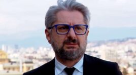 მოსამართლეს იგივე წარმატებით შეეძლო დაედგინა, რომ ნიკა მელია „კაციჭამიაა“, ბავშვებს იტაცებს – ადამიანმა წყალი შეასხა კი არა, საერთოდ, როგორ უძლებს ნერვები ყველა ჩვენგანს – ნიკა გვარამია