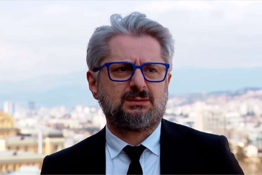 მოსამართლეს იგივე წარმატებით შეეძლო დაედგინა, რომ ნიკა მელია „კაციჭამიაა“, ბავშვებს იტაცებს – ადამიანმა წყალი შეასხა კი არა, საერთოდ, როგორ უძლებს ნერვები ყველა ჩვენგანს – ნიკა გვარამია