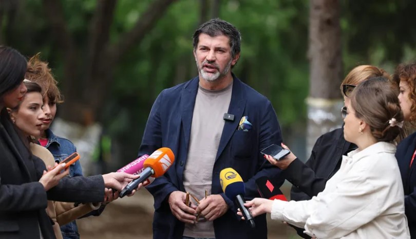 პოლიციელებს აყენებდნენ ფიზიკურ შეურაცხყოფას, ესროდნენ „მოლოტოვის კოქტეილებს“, ელჩებს და ზოგიერთ ევროპელ ბიუროკრატს კი ჰქონდა მცდელობა, ეს დემოკრატიულ პროცესად წარმოეჩინა-კახა კალაძე – აქციებზე