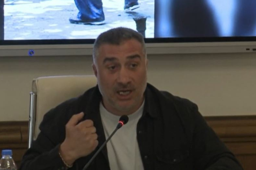 როგორია, რომ უყურებ როგორ სცემენ შენ თვალწინ გამეტებით ჟურნალისტ გოგონას – მერაბ ჭიქაშვილი 2009 წლის 15 ივნისის დარბევაზე