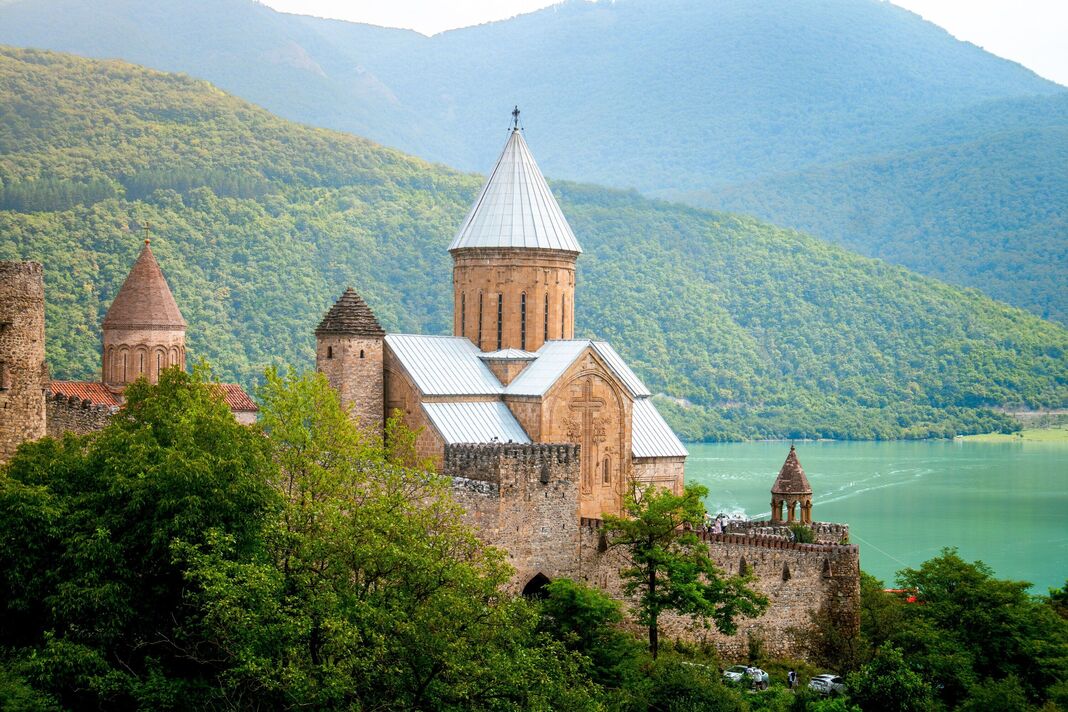 “საქართველო, ევროპის მალული მარგალიტი შავ ზღვასა და კავკასიის მთებს შორის, თავის აღმოჩენას ელოდება”-The Daily Express
